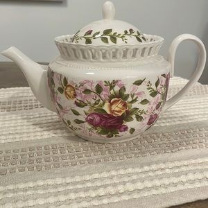 2002 OLD COUNTRY ROSES ROYAL  ALBERT TEAPOT